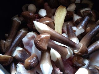 7、一碗汤 滋补鸡纵菌老鸡汤,放进砂煲里跟老鸡一起煲.