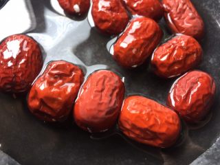 8、一碗汤 滋补鸡纵菌老鸡汤,红枣清洗干净，待用.