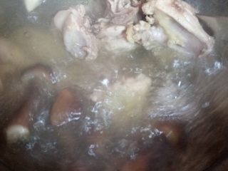 9、一碗汤 滋补鸡纵菌老鸡汤,大概煲了一个半钟左右，把红枣放进去煲半个小时.