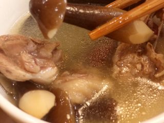 11、一碗汤 滋补鸡纵菌老鸡汤,鸡纵菌煲好了还是爽脆清甜.