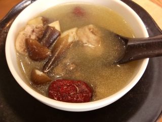 12、一碗汤 滋补鸡纵菌老鸡汤,除了盐不加任何调料，鲜甜滋润.来干了这碗鸡汤！