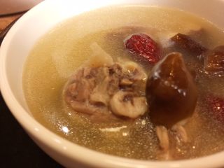 10、一碗汤 滋补鸡纵菌老鸡汤,起锅前加入适量的盐.