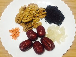 1、桂花红枣核桃羹#冬喝暖饮夏喝冰#,食材大合影
