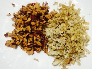 2、桂花红枣核桃羹#冬喝暖饮夏喝冰#,红枣去核切成丁,核桃仁切成末