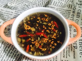 11、桂花红枣核桃羹#冬喝暖饮夏喝冰#,装在喜欢的器皿,撒上桂花(香味扑鼻而来????)