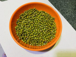 3、绿豆小米粥,取适量绿豆，根据不同家庭人数取量