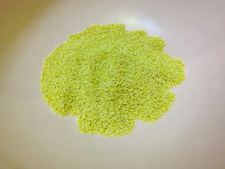 4、绿豆小米粥,取适量小米