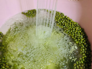 5、绿豆小米粥,小米和绿豆混合，用水冲洗