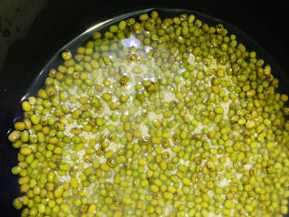 7、绿豆小米粥,倒入电饭煲