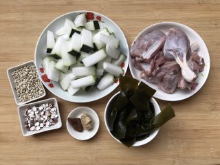 1、一碗汤#冬瓜芡实薏米海带老鸭汤,材料准备如图⬆️老鸭，冬瓜，薏米，芡实，陈皮，姜，海带