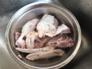 2、一碗汤#冬瓜芡实薏米海带老鸭汤,老鸭买回来先泡水20分钟左右，去血水