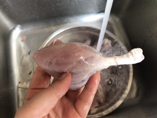 3、一碗汤#冬瓜芡实薏米海带老鸭汤,清洗干净后，建议去皮处理，这样汤比较清爽干净不油腻