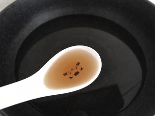 4、一碗汤#冬瓜芡实薏米海带老鸭汤,锅里加水，加一勺料酒煮开