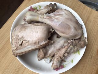 6、一碗汤#冬瓜芡实薏米海带老鸭汤,飞水后捞出来备用