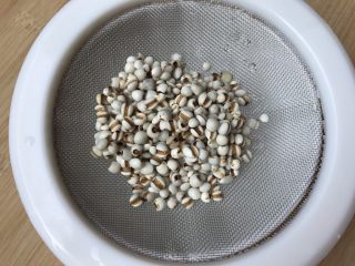 7、一碗汤#冬瓜芡实薏米海带老鸭汤,薏米洗干净备用