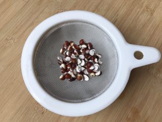 8、一碗汤#冬瓜芡实薏米海带老鸭汤,芡实洗干净备用