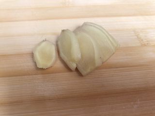 9、一碗汤#冬瓜芡实薏米海带老鸭汤,姜切片