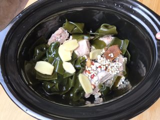 10、一碗汤#冬瓜芡实薏米海带老鸭汤,除冬瓜外，全部材料：老鸭，薏米，芡实，海带，姜，陈皮倒进汤煲里