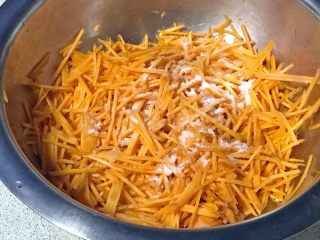 2、做饼+黑胡椒胡萝卜煎饼,加入一小匙盐。