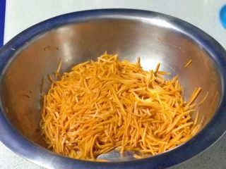 3、做饼+黑胡椒胡萝卜煎饼,腌制,慢慢变软。