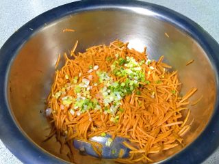 4、做饼+黑胡椒胡萝卜煎饼,加入一些葱花。
