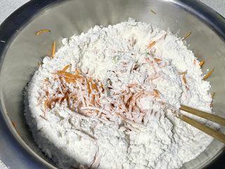 5、做饼+黑胡椒胡萝卜煎饼,倒入面粉。