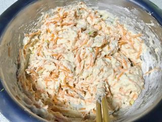 6、做饼+黑胡椒胡萝卜煎饼,再加一小碗水,搅拌一下。