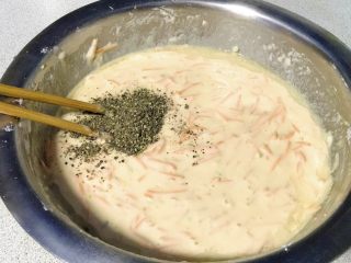 9、做饼+黑胡椒胡萝卜煎饼,加入一汤匙黑胡椒。