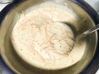 12、做饼+黑胡椒胡萝卜煎饼,用勺子舀一勺面糊。