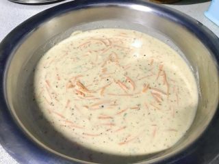 10、做饼+黑胡椒胡萝卜煎饼,搅拌均匀,成流动性面糊。