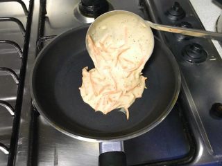 13、做饼+黑胡椒胡萝卜煎饼,倒入锅里。