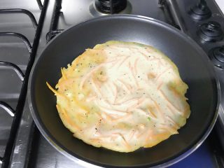 15、做饼+黑胡椒胡萝卜煎饼,面饼颜色慢慢变化。