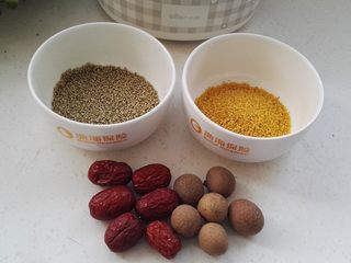 1、红枣小米粥  ,准备好原料。