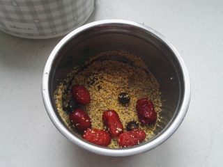 2、红枣小米粥  , 黑小米、黄小米、灰枣分别淘洗干净，桂圆去壳，全部放进饭盒最大的不锈钢容器中。