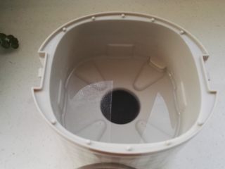 4、红枣小米粥  ,饭盒机体内，另外加水至最高水位线以下。