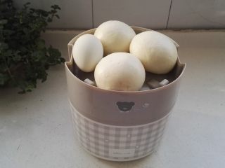 8、红枣小米粥  ,打开盖，取出馒头，咸鸭蛋。