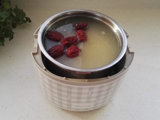 9、红枣小米粥  ,取出层架，香浓的小米粥熬好了, 盛出享用美味吧。