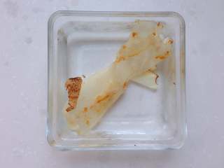 1、牛奶花胶冻-吃了这款甜品,人比花娇,花胶加入两片生姜,放入冰箱泡发24小时,期间换几次水