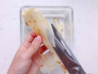 2、牛奶花胶冻-吃了这款甜品,人比花娇,泡发好的花胶剪开