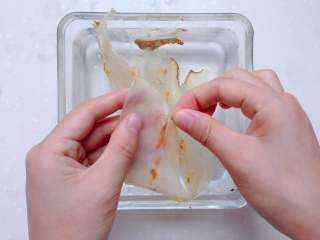 3、牛奶花胶冻-吃了这款甜品,人比花娇,去除表面的杂质