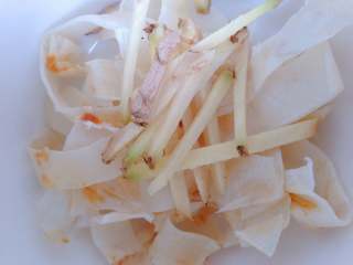 5、牛奶花胶冻-吃了这款甜品,人比花娇,将花胶和少许姜丝放入小炖盅,注入250g纯牛奶