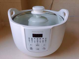 7、牛奶花胶冻-吃了这款甜品,人比花娇,电炖盅隔水慢炖3小时,出锅后放入黄冰糖搅拌至融化