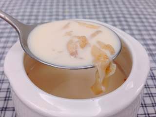 8、牛奶花胶冻-吃了这款甜品,人比花娇,花胶QQ滑滑的,胶质被很好的析出,使得牛奶非常香浓,带着淡淡的姜味,喝一口再砸吧嘴,嘴唇都被粘住了呢~