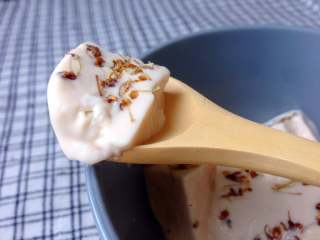 13、牛奶花胶冻-吃了这款甜品,人比花娇,嗯~这样的进补方式阿妹喜欢的紧,小伙伴们心动吗?