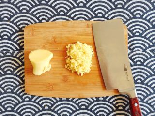 2、赛螃蟹——不是螃蟹，胜似螃蟹,姜去皮，切片，切丝最后切成姜末；