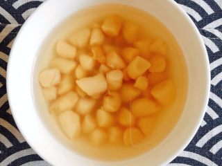 3、赛螃蟹——不是螃蟹，胜似螃蟹,水发干贝，泡软；