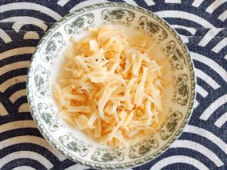 4、赛螃蟹——不是螃蟹，胜似螃蟹,然后顺纹理撕成丝；