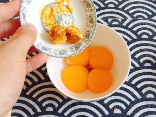 10、赛螃蟹——不是螃蟹，胜似螃蟹,鸡蛋黄中加入压碎的咸蛋黄；