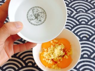 12、赛螃蟹——不是螃蟹，胜似螃蟹,放入适量盐、加两勺水；