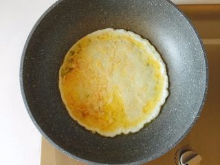 14、赛螃蟹——不是螃蟹，胜似螃蟹,锅中放少量油，热锅温油，下入蛋白液；